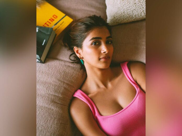Pic Talk: Pooja Hegde posts a sultry pic