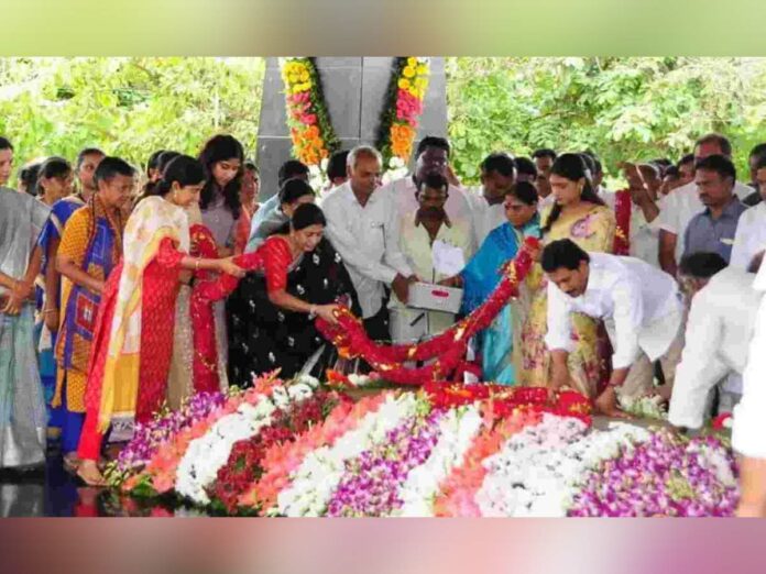 YS Jagan along with his family members paid tributes to YSR