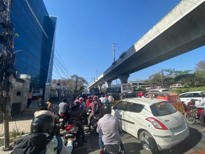 Heavy traffic at Jubilee check post Hyderabad