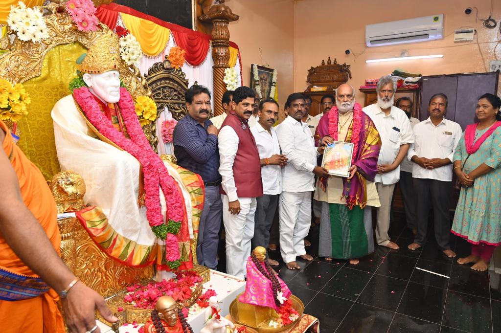 Legendary director Raghavendra Rao visits Pedavadlapudi Sai Baba temple
