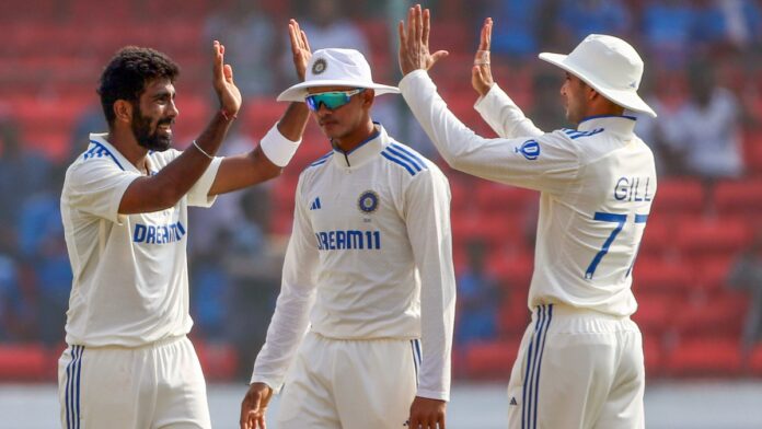 India opts to bat in Vizag test